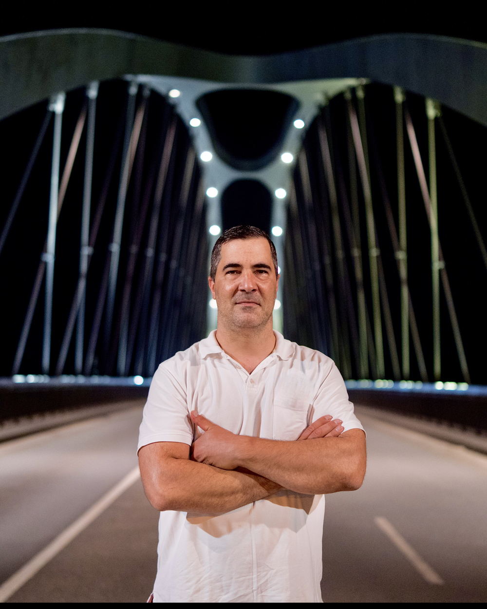 Chris Grüne, nachts auf einer Brücke in Frankfurt am Main