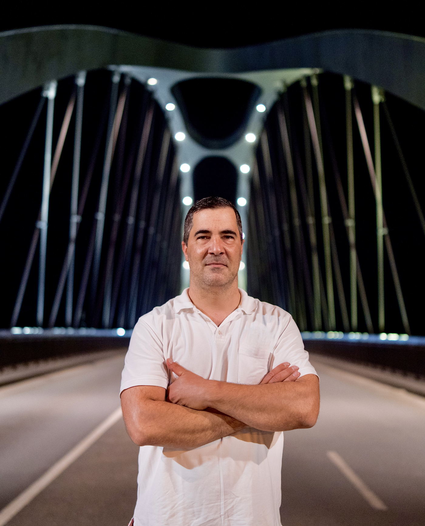 Chris Grüne, nachts auf einer Brücke in Frankfurt am Main